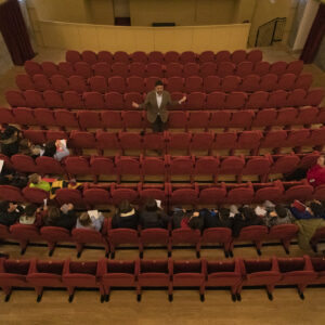 Ragazzi della Pascoli sul palco del teatro da poco riaperto