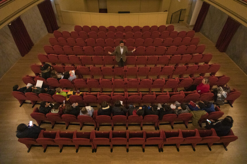 Ragazzi della Pascoli sul palco del teatro da poco riaperto